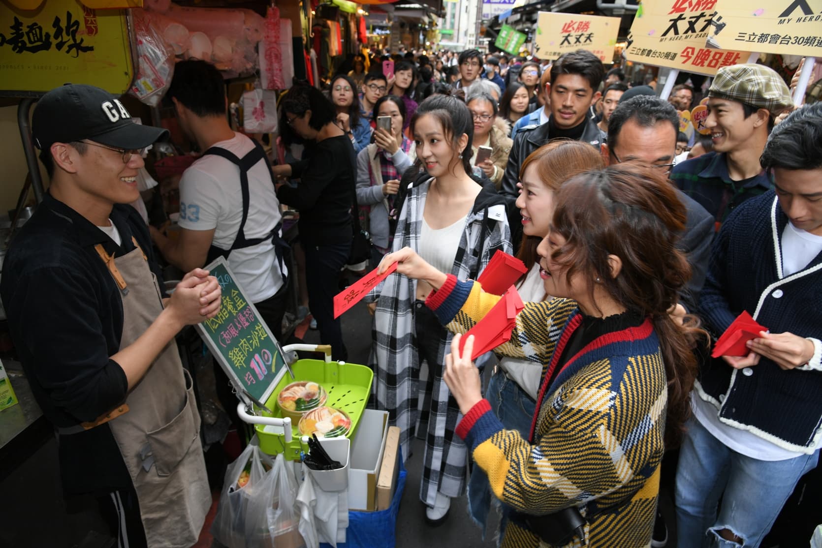 以周曉涵為首的美女組獲得店家加油。(三立提供)
