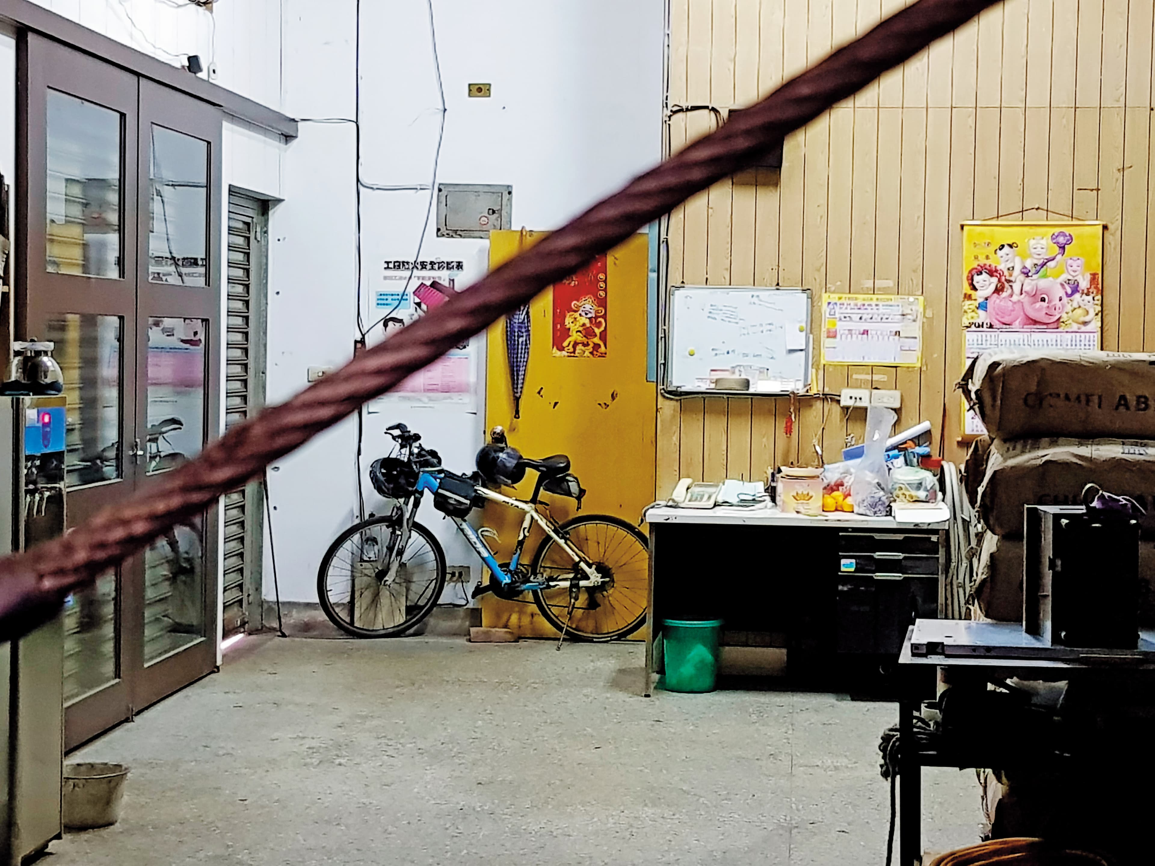 案發後,丁嫌的工廠無人應門。鄰居則一致認為他冷漠、難相處。