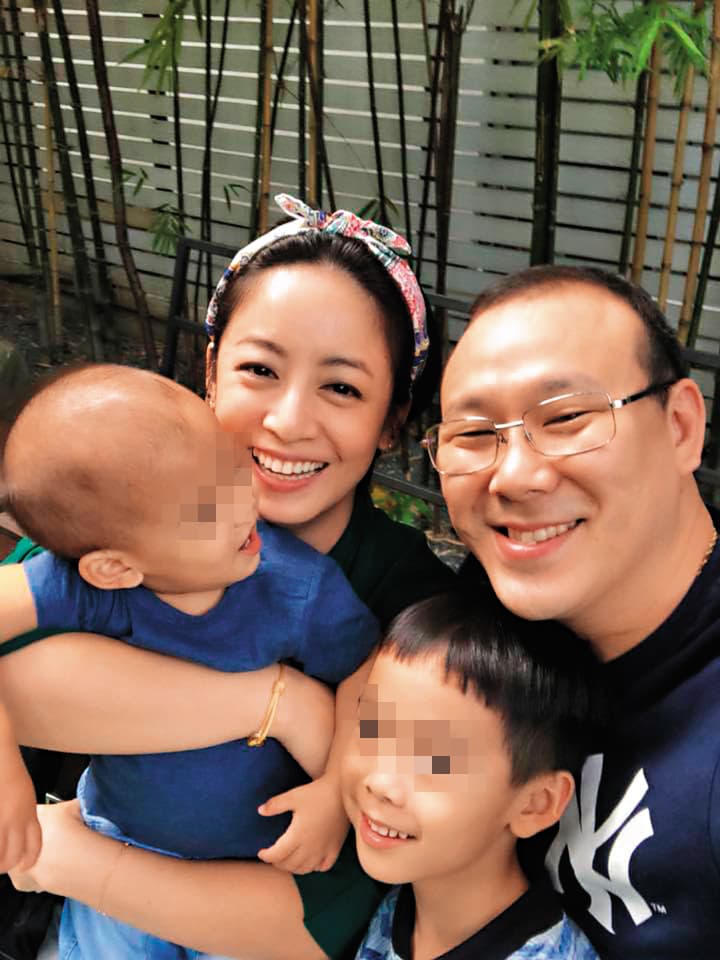 范筱梵(後左)與王伯森(後右)婚後育有2子,目前一家人定居泰國曼谷。(翻攝范筱梵臉書)