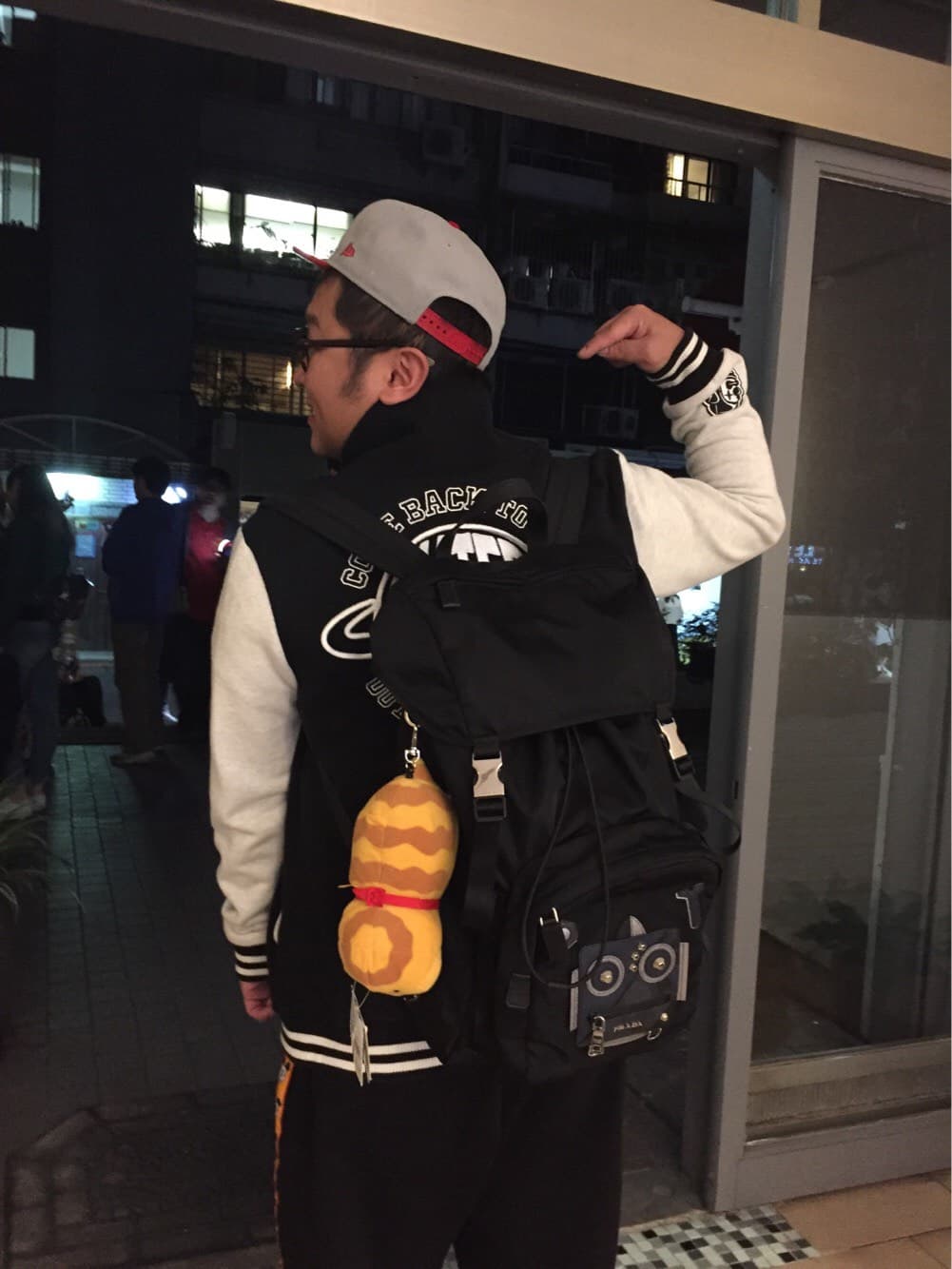 納豆背著女友送他的生日禮物包,顯得很開心。(決戰17唱提供)