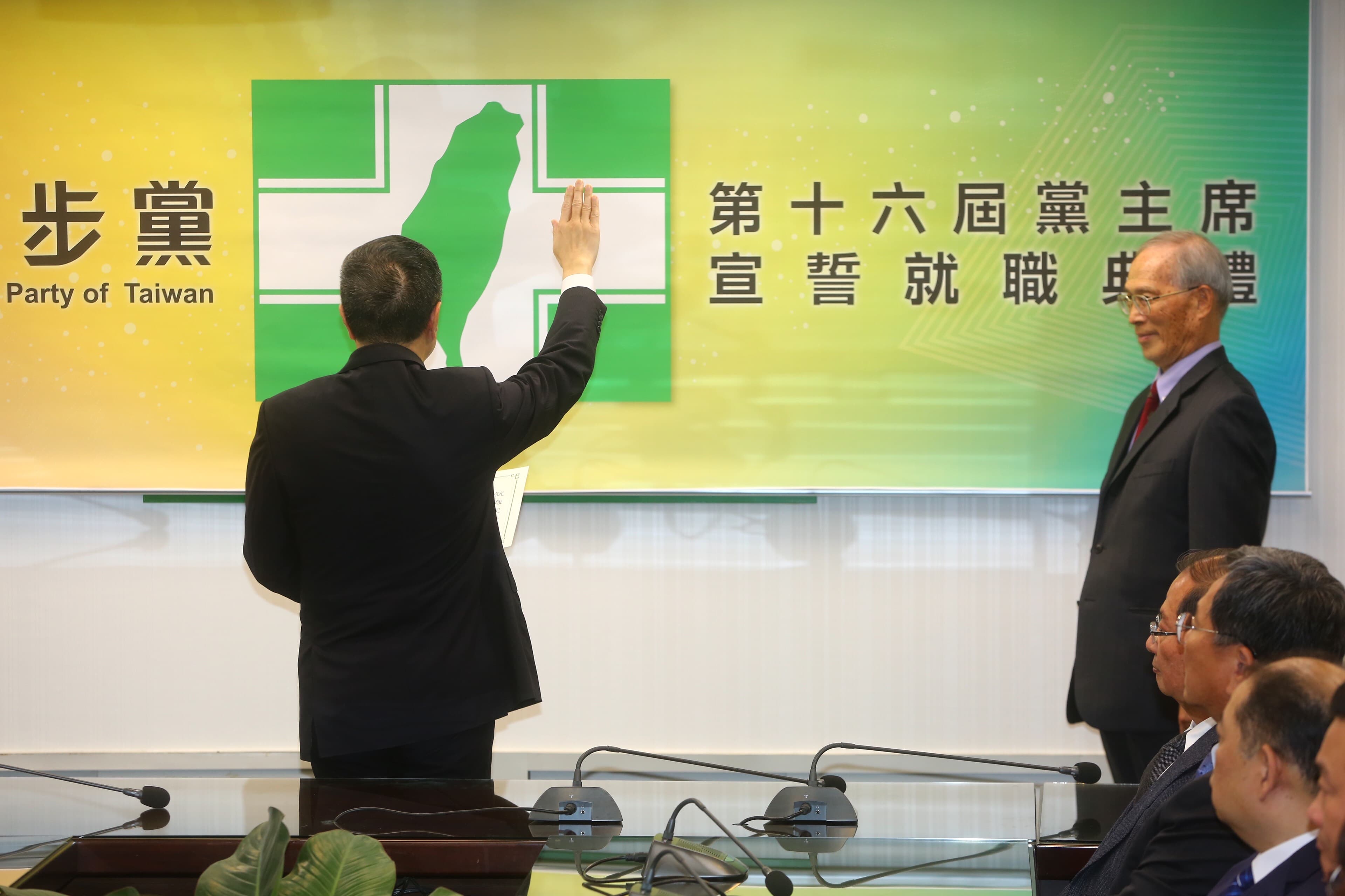 卓榮泰宣誓就職民進黨主席。