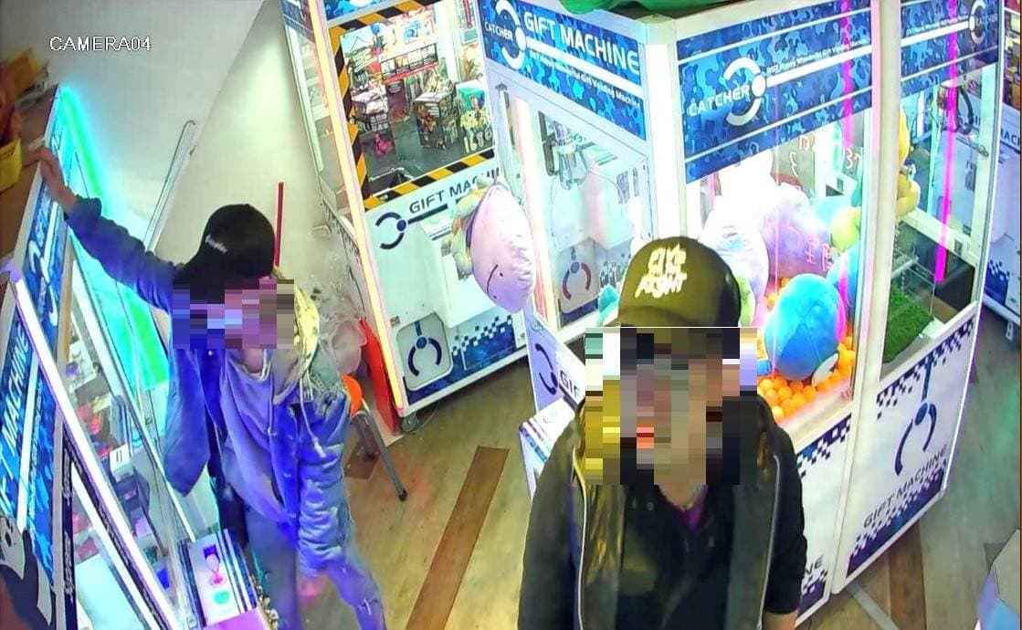 王姓竊嫌（右）在遠端系統的監視下，身形、長相皆被警方掌握。（警方提供）