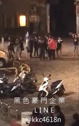 黑色豪門企業PO出一段影片,疑似在廟前廣場談判,1人對數十人鬥毆。(翻攝自黑色豪門企業)