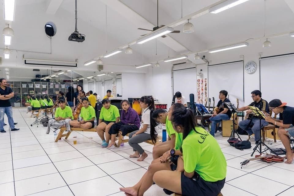 泰武古謠傳唱的學生歌手們,平時在老師帶領下進行練唱,培養默契和好感情。(翻攝自泰武古謠傳唱官方臉書)