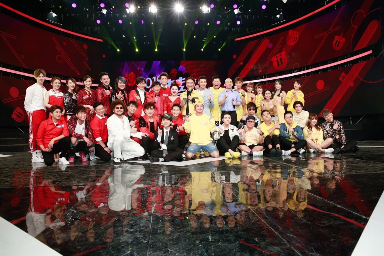 《2019超級華人風雲大賞》集合演藝圈中影視歌藝人陪觀眾圍爐。