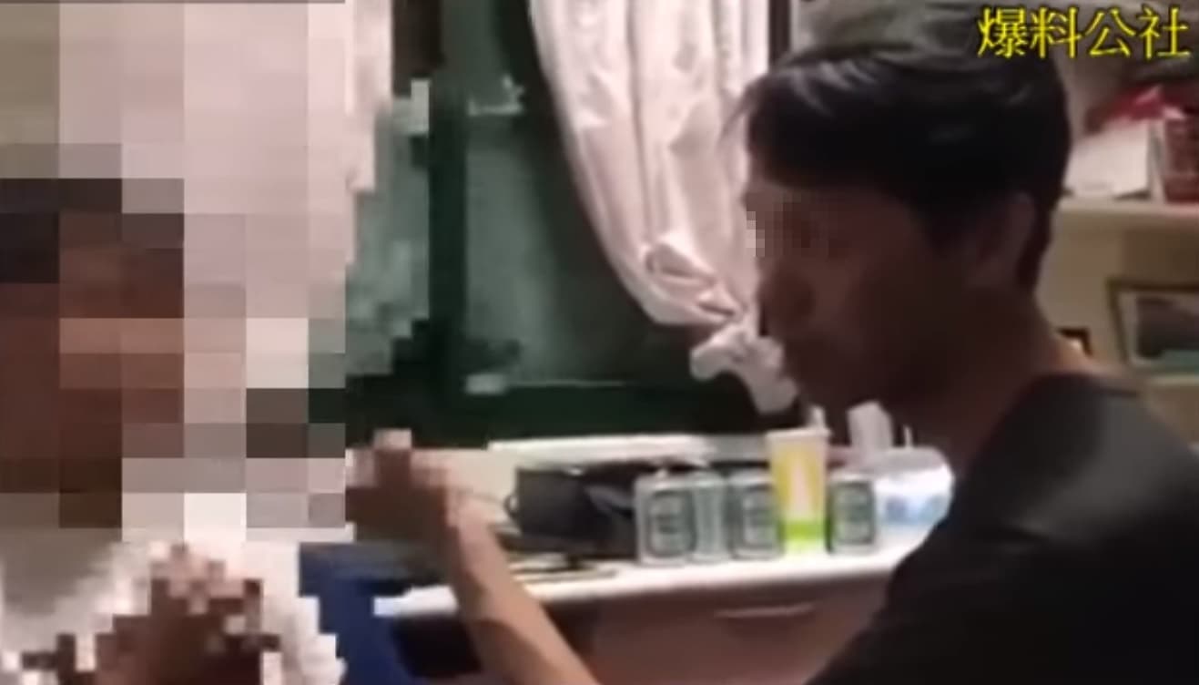 孩子解釋可能是老闆忘記,父親卻認為他在說謊。(翻攝畫面)