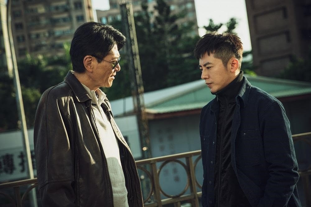 李國毅（右）、喜翔主演的《靈異街11號》，每集製作預算達300萬元以上。（巧克科技新媒體提供）