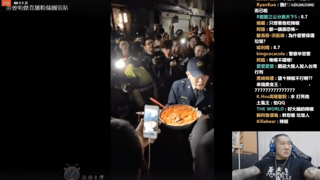 館長也在看蘆洲鄉民聚集在林男住處的直播。(翻攝自影片)