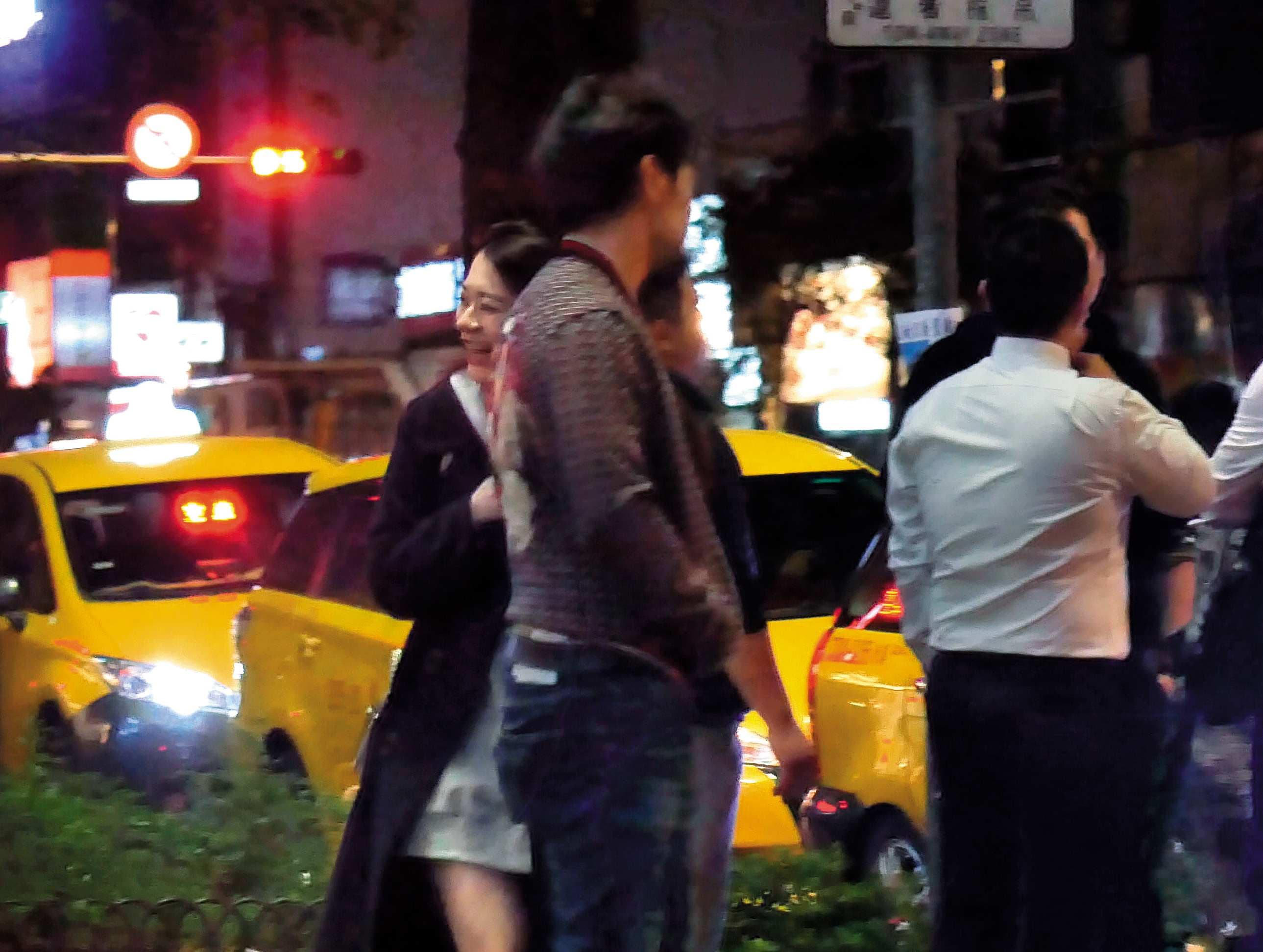 02:03,發現本刊跟拍後,夢多將正妹送上朋友的車後,自己走路離去。