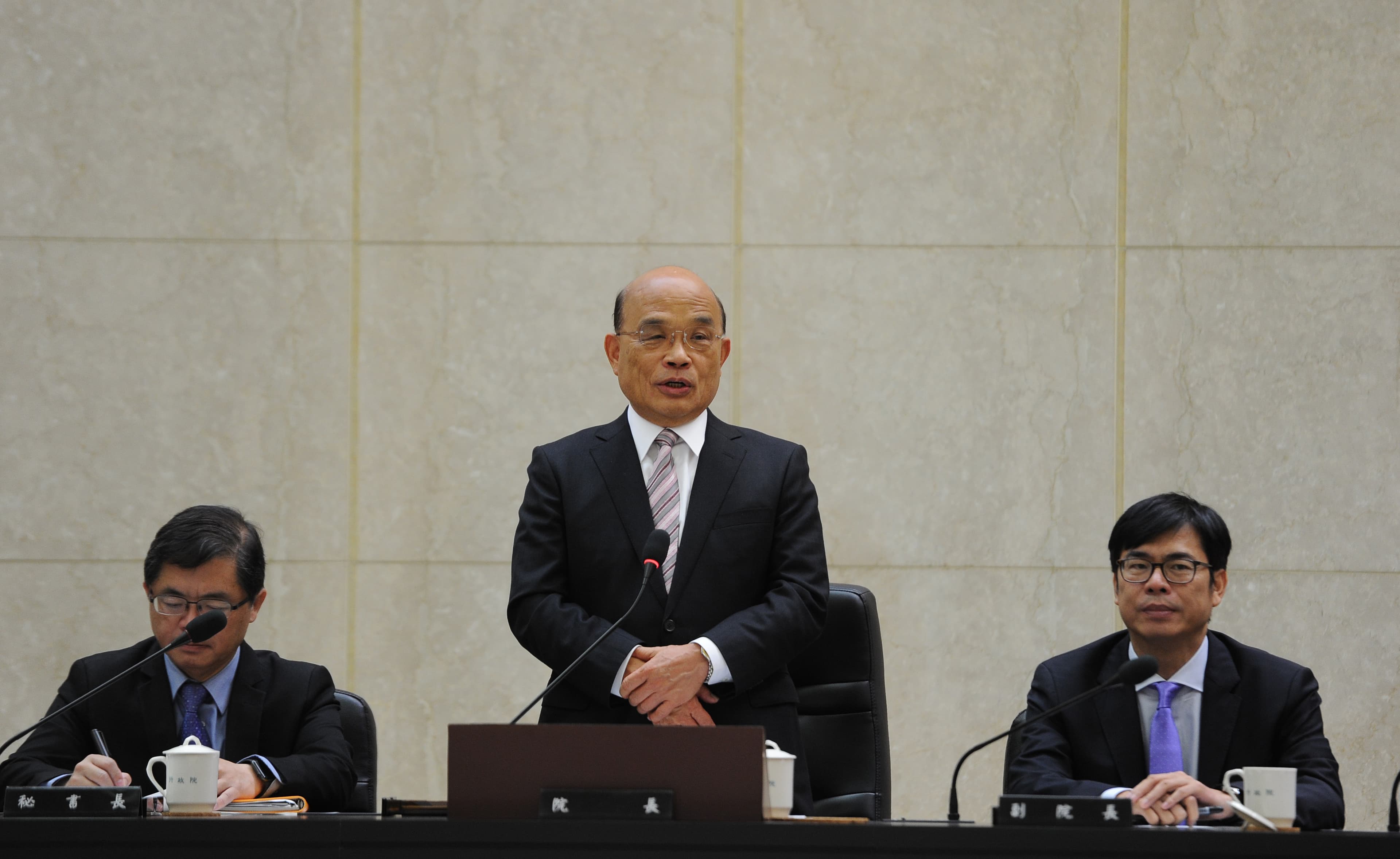 新任行政院長蘇貞昌今天舉行首次行政院會指出，不進不退，這點他最不能忍受。（行政院提供）