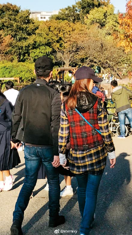 霍建華與林心如曾在日本被直擊動物園甜蜜約會,一身造型隨性連口罩都沒戴。(翻攝網路)