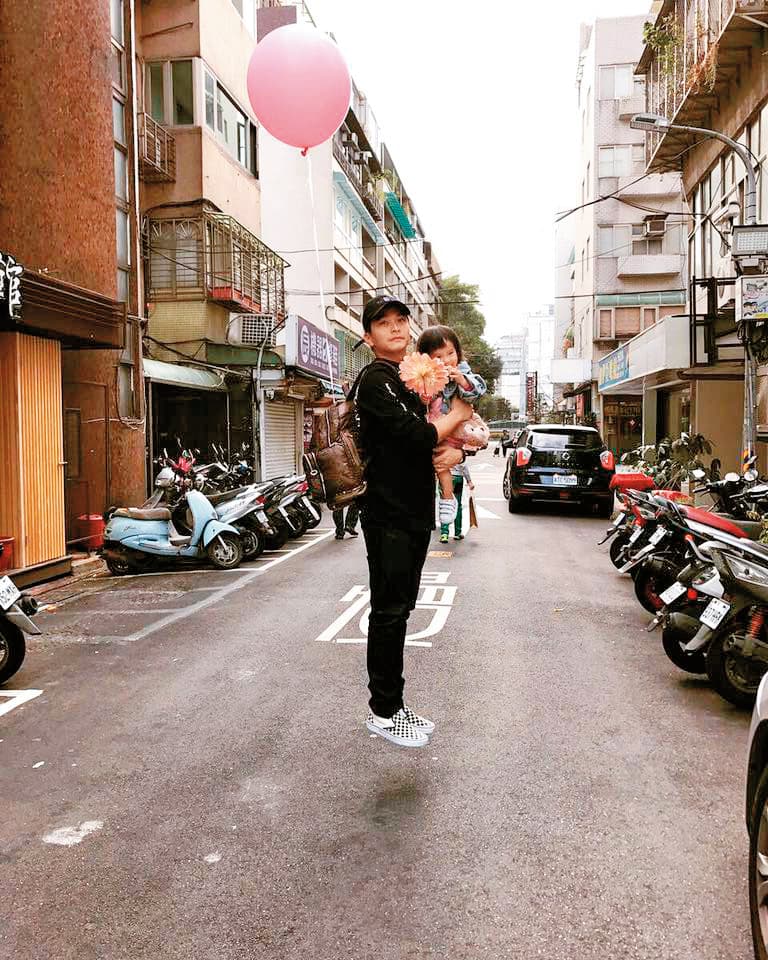楊銘威的個人網站都是滿滿的老婆及兒女照片,被封為100分的好爸爸。(翻攝楊銘威臉書)