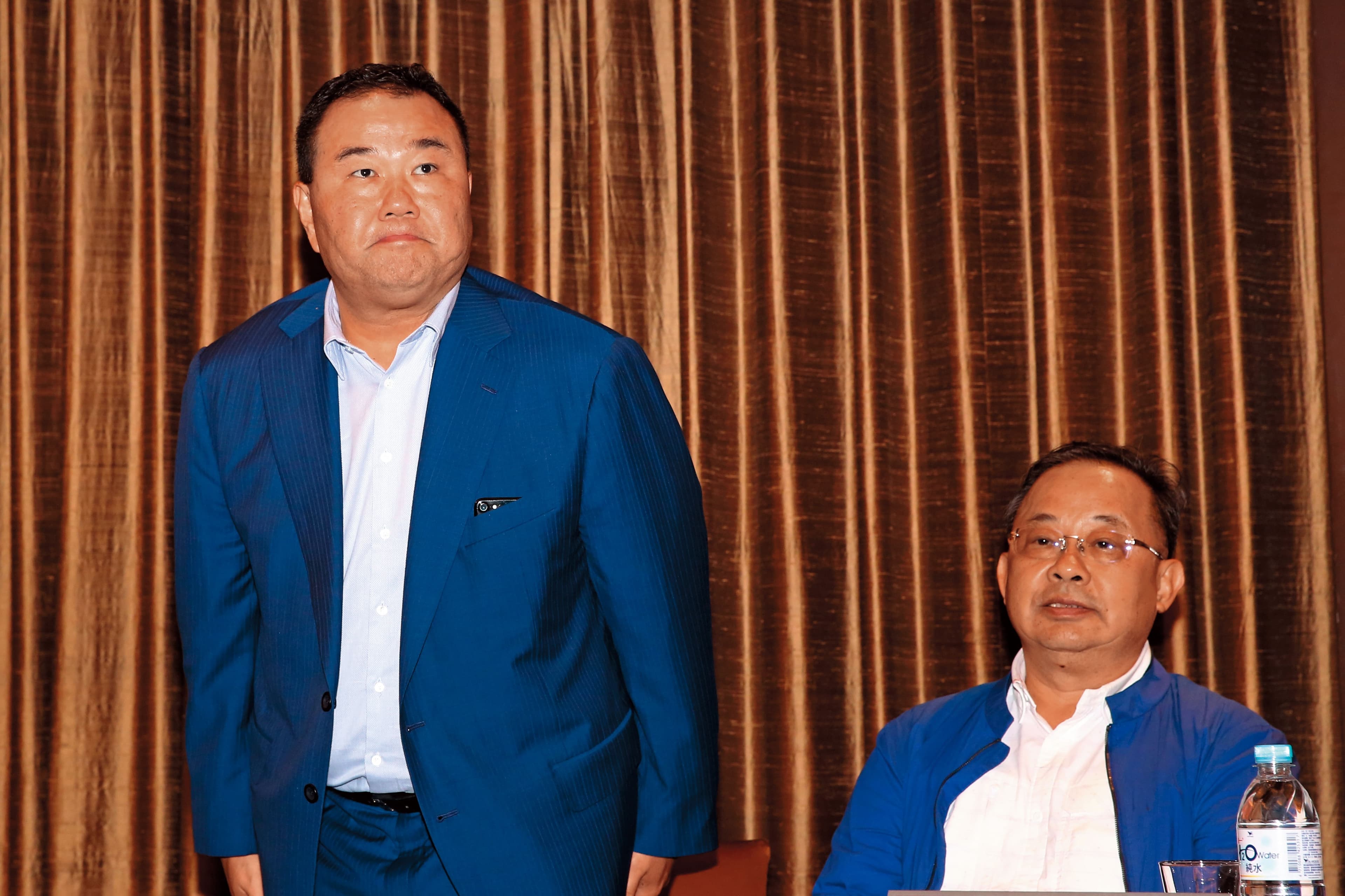 中華棒協副理事長趙士強（左）及行政院體發會副召集人余政憲（右），都對味全龍重回中職成為第5隊，表達樂觀其成。