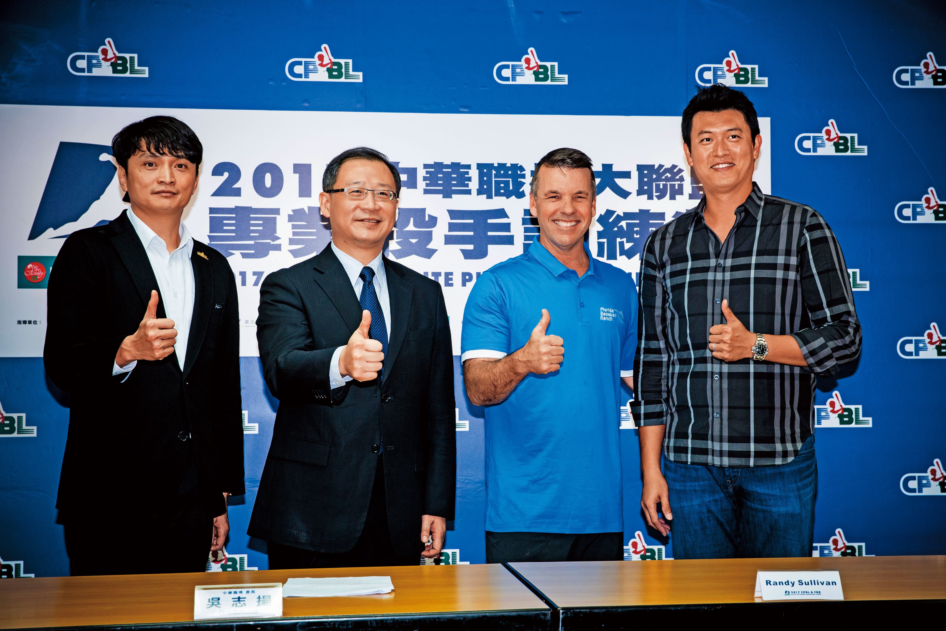 中職會長吳志揚(左二)、祕書長馮勝賢(左一)對味全龍復活樂觀其成,也都認為聯盟理事所訂的入會門檻可以再討論。