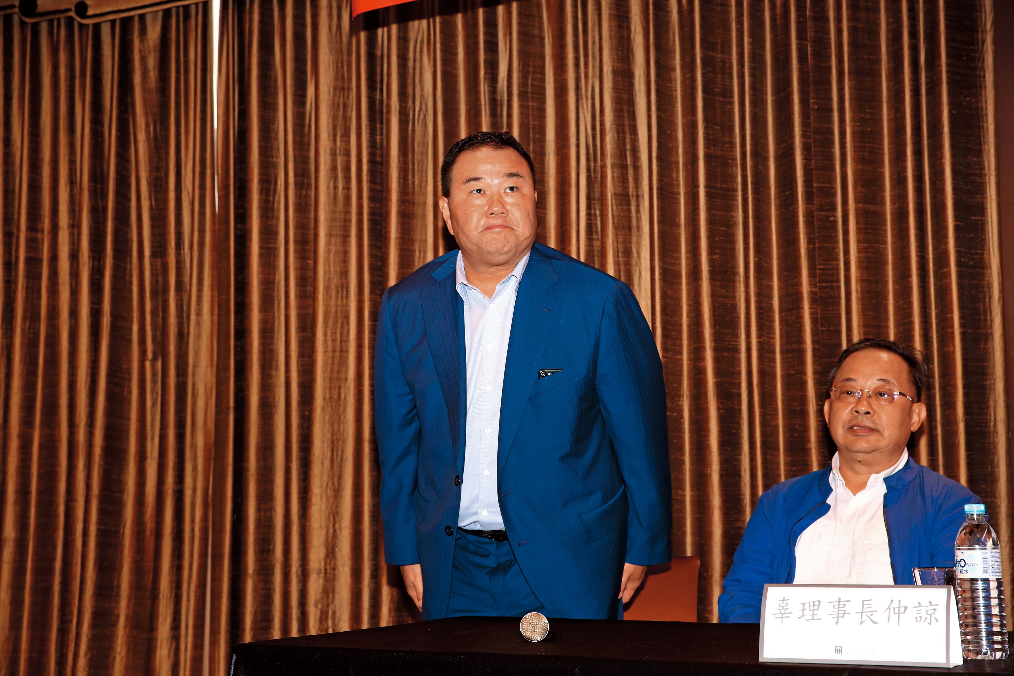 中華棒協副理事長趙士強(左)及行政院體發會副召集人余政憲(右),都對味全龍重回中職成為第5隊,表達樂觀其成。