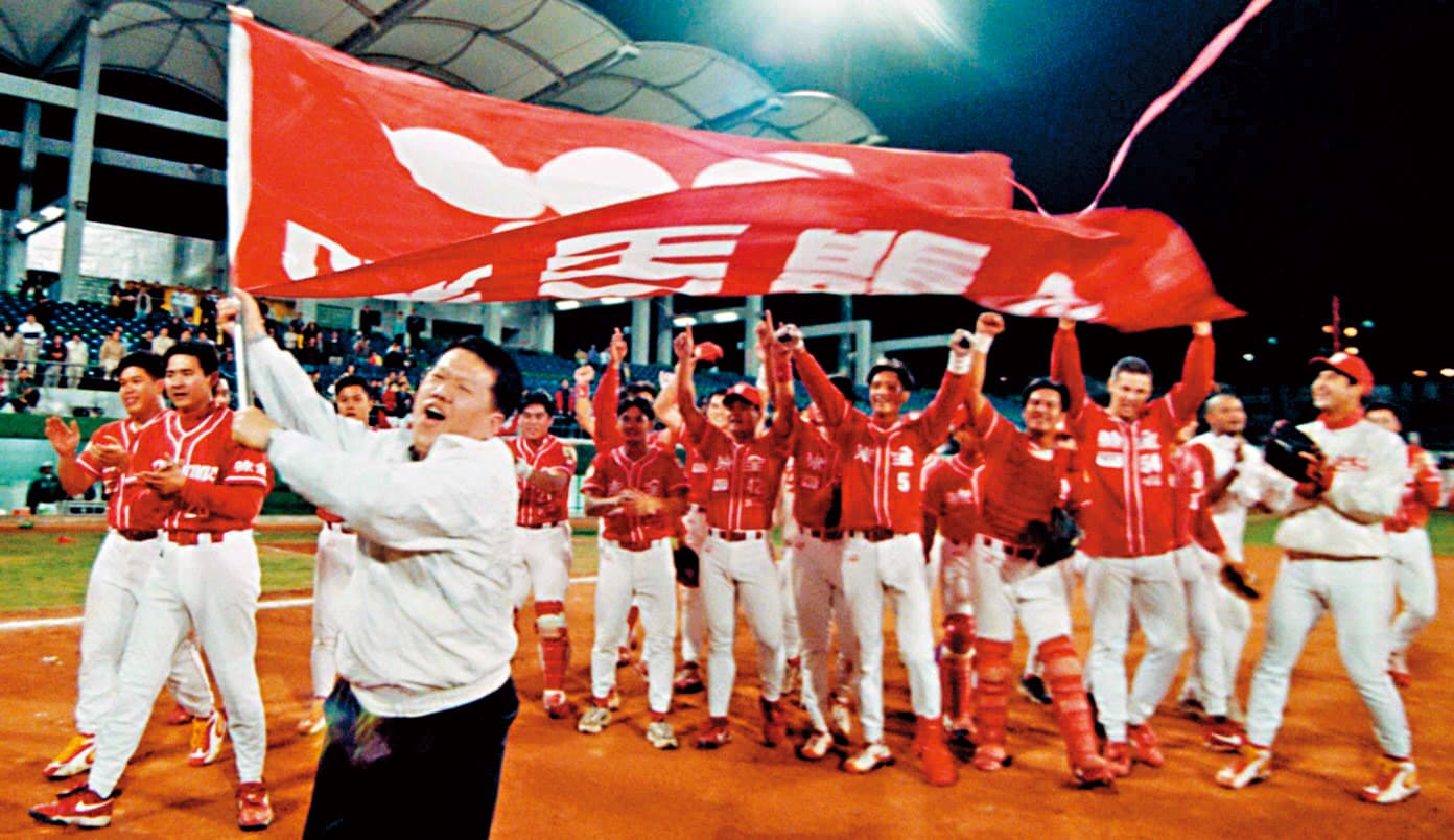 1999年味全龍拿下3連霸,創造味全王朝,至今仍為球迷津津樂道,頂新已計畫重返中職,昔日紅潮可望再現。(聯合知識庫)