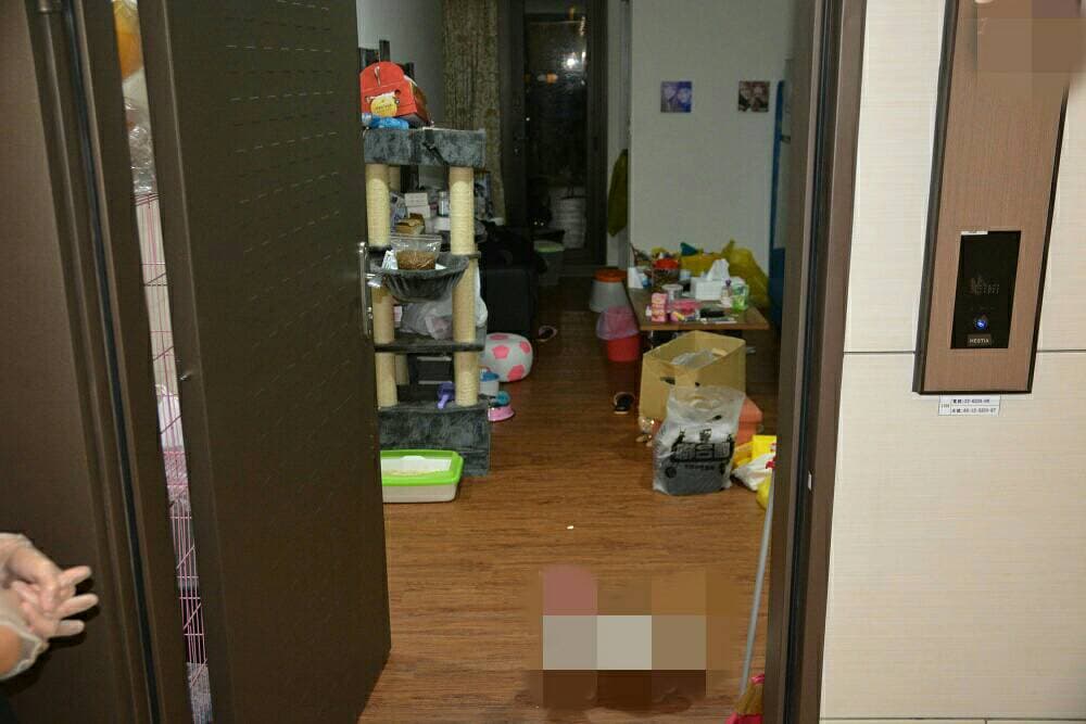 警方在女童家中找到水管和藤條還有竹子,懷疑就是凌虐女童的工具。(警方提供)