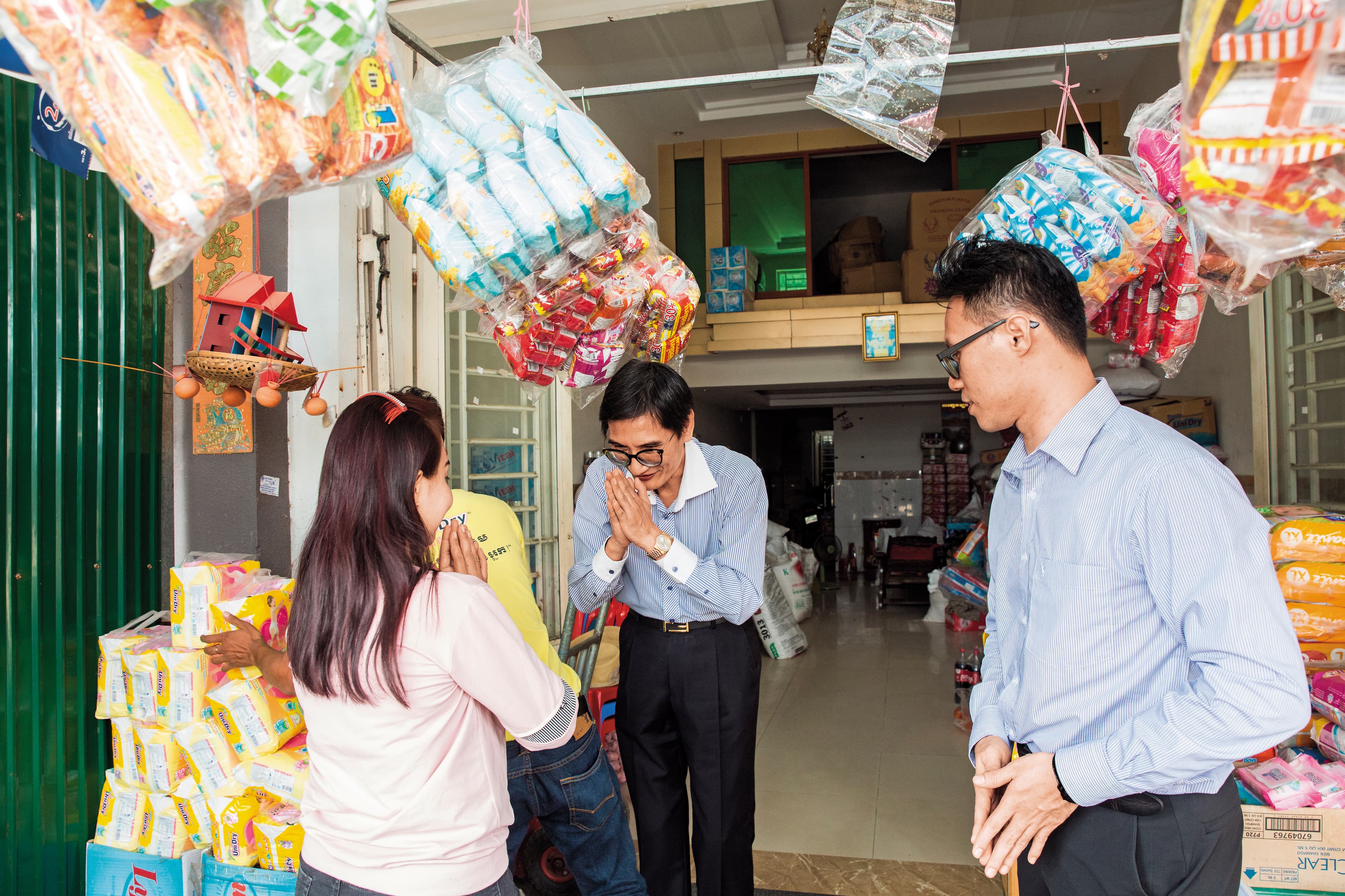 柬、越多數通路仍是傳統的柑仔店,戴朝榮(中)必定親自拜訪、搏感情。