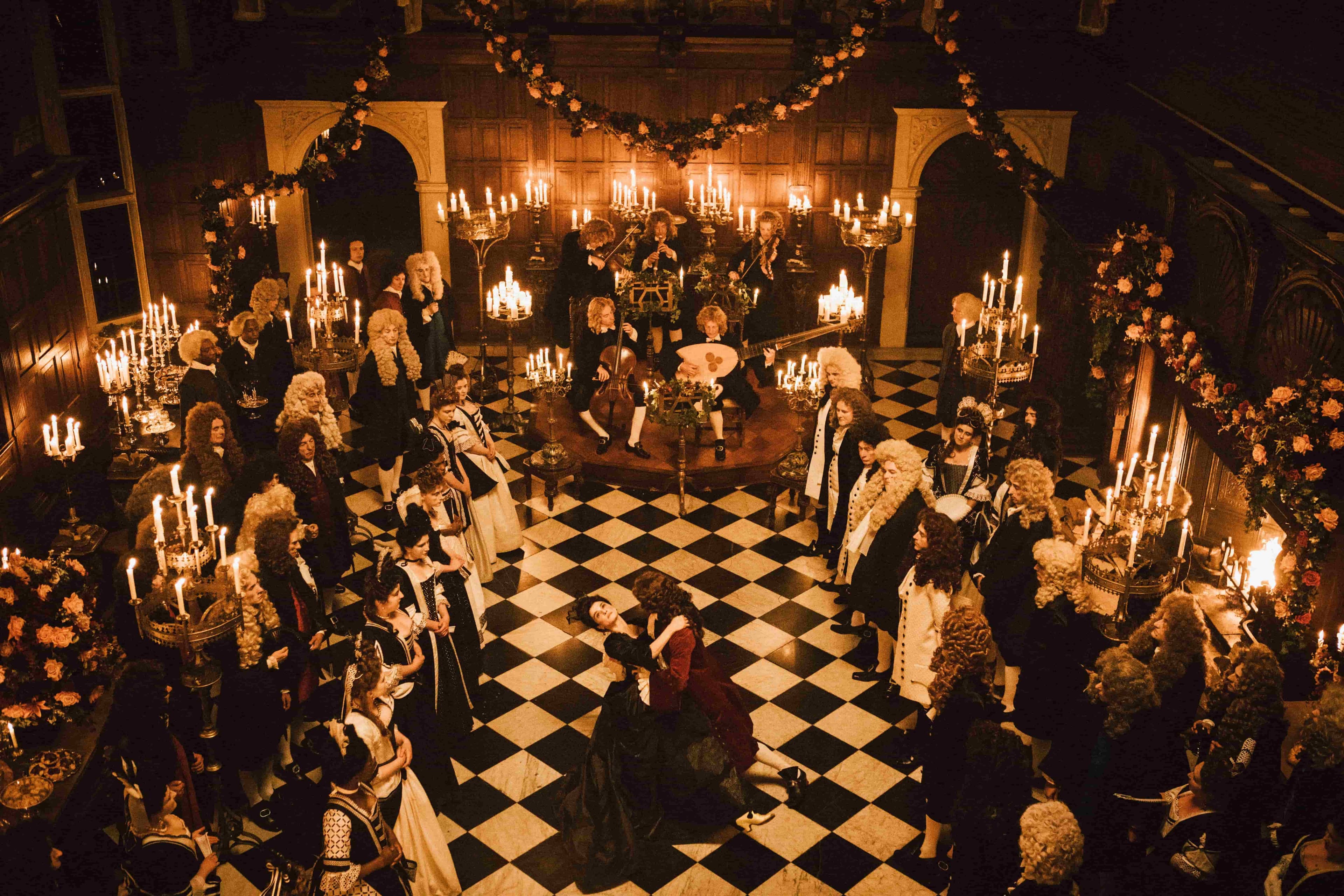18世紀初的英國面臨英法兩國長年交戰,但宮廷生活仍荒淫無比。(福斯提供)