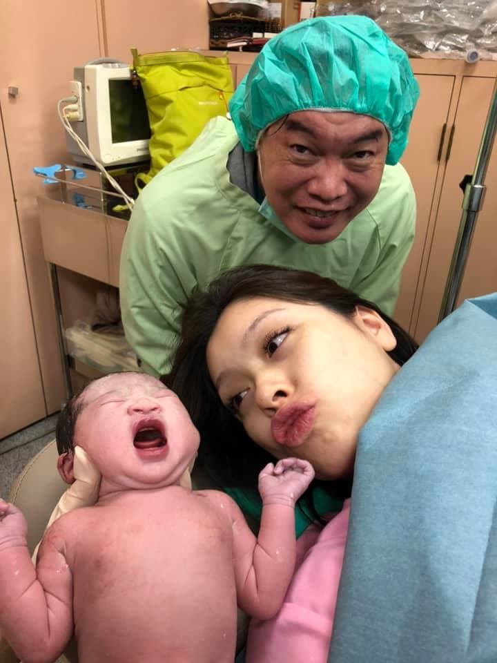 康康一早陪產,迎接女兒出生,照片中還穿著陪產的帽子、口罩和手術服。(翻攝自康康臉書)