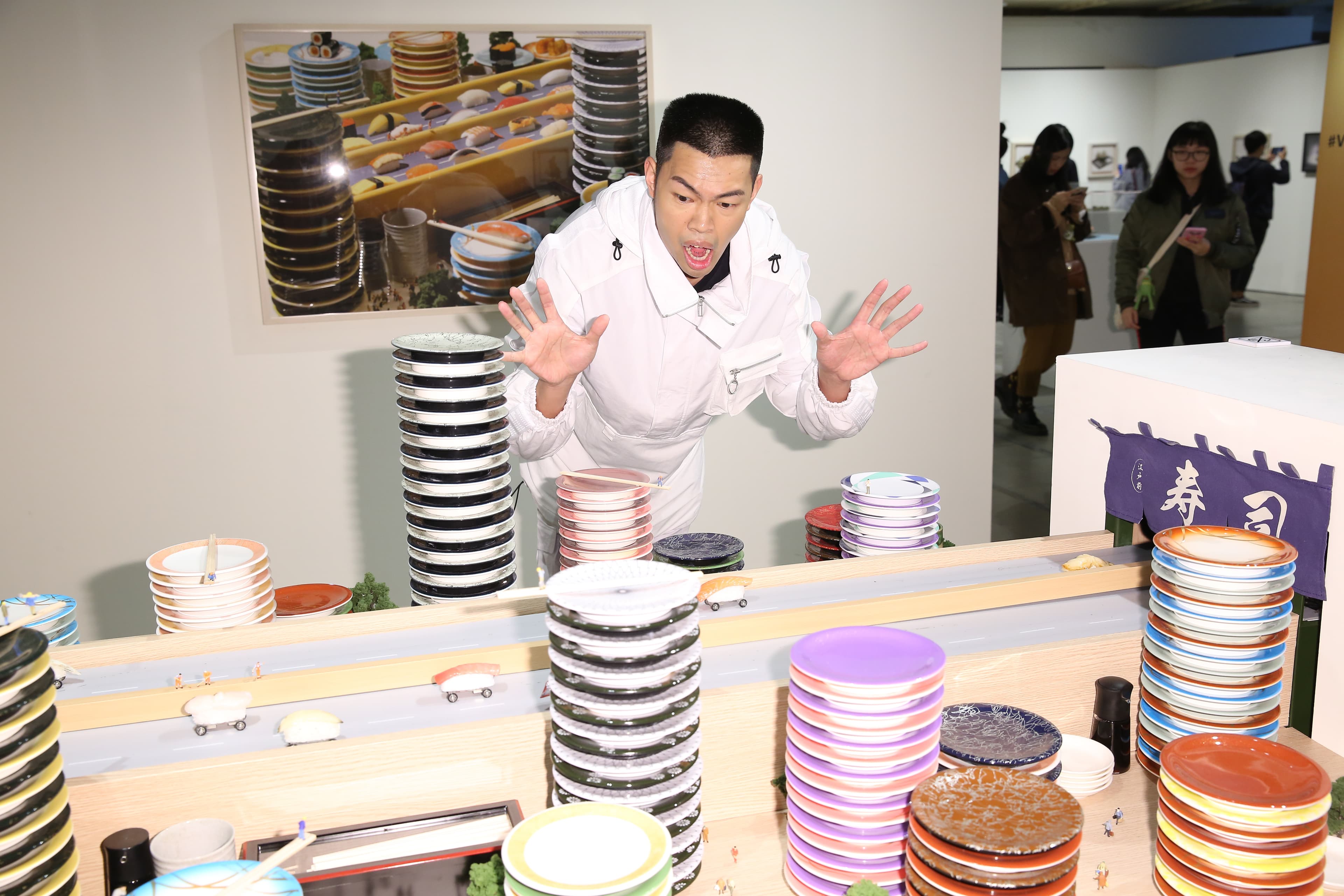 陳大天參觀微型展，看到食物忍不住嘴饞。