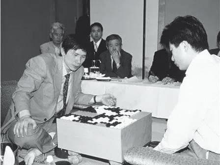 2000年第55期本因坊戰，王銘琬（左）以4：2戰勝衛冕者趙善津（右）。（翻攝自日本棋社）