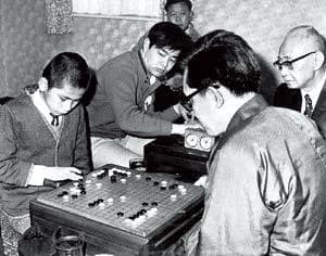 13歲的王銘琬（左前），與清大教授沈君山（右前）對弈7回合，以4比3取勝，獲得「圍棋小神童」的封號，也取得赴日深造的機會。（王銘琬提供）