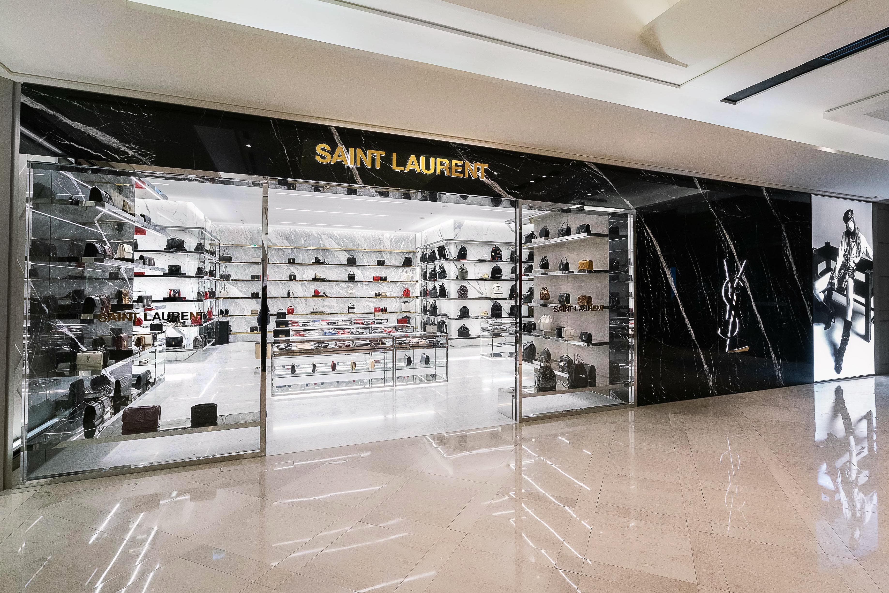SAINT LAURENT旗艦店，秉持品牌一貫的現代極簡主義為店面設計。（SAINT LAURENT提供）