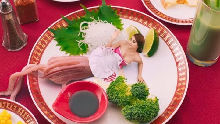蔡依林曾被批評小禮服穿著像花枝,她直接變身花枝老娘就是不在乎你怎麼講。(翻攝自網路)