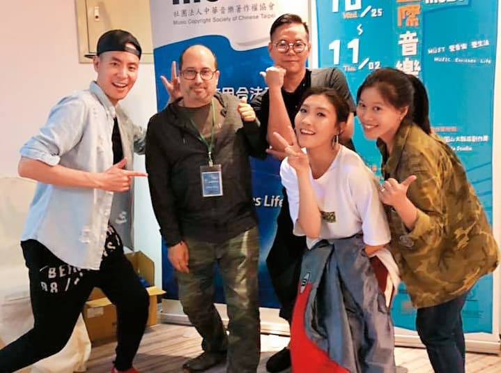 MÜST第一屆音樂創作營成員倪子崗(左起)、Jeff Bova、嚴云農、林愷倫、王美蓮,共同創作的歌曲〈紅衣女孩〉,收錄在蔡依林的新專輯中。(翻攝自Jeff Bova臉書)