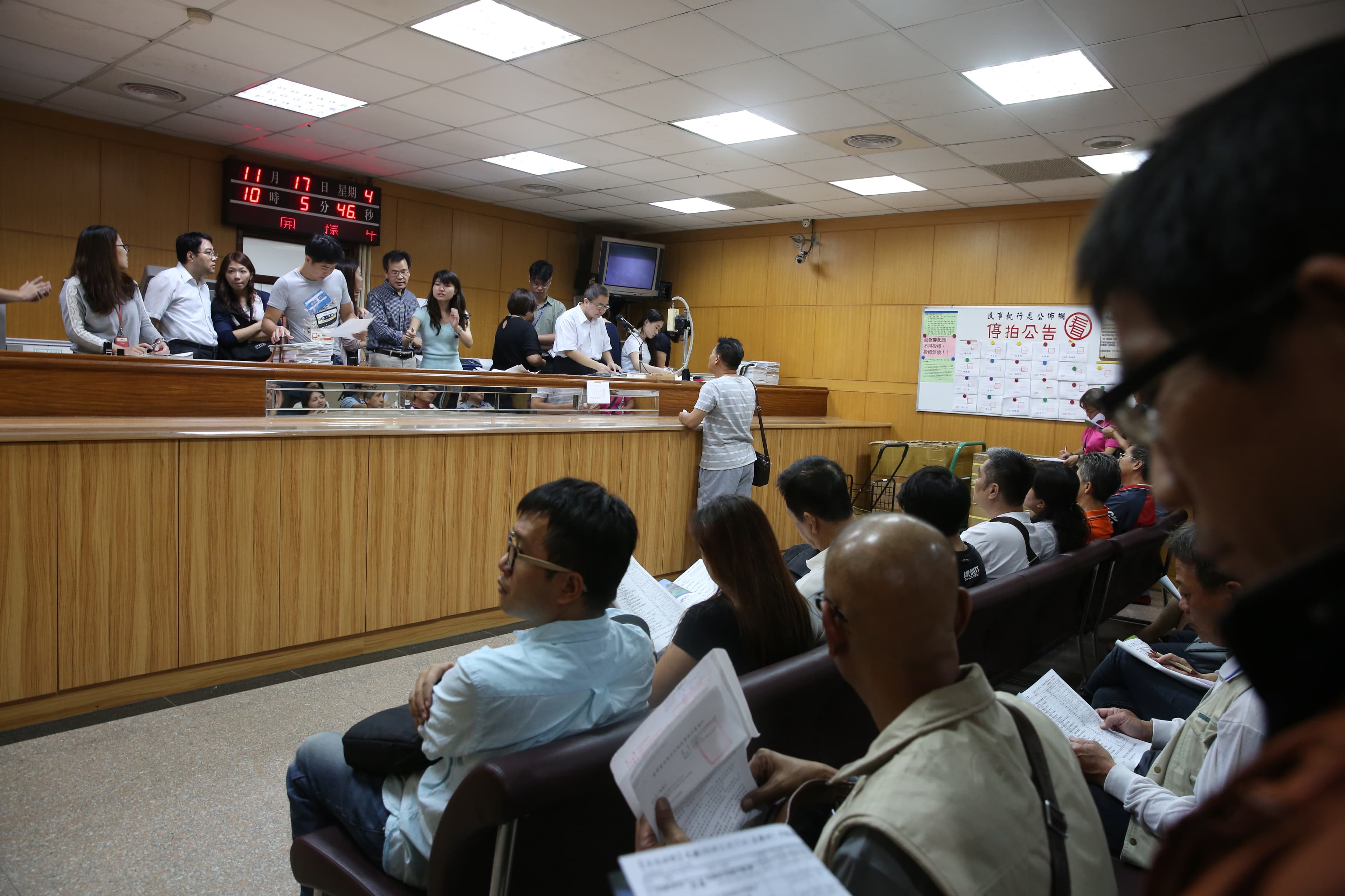 法拍屋拍賣時要由司法事務官或法官主持，圖為正常程序法拍現場，與本案無關。