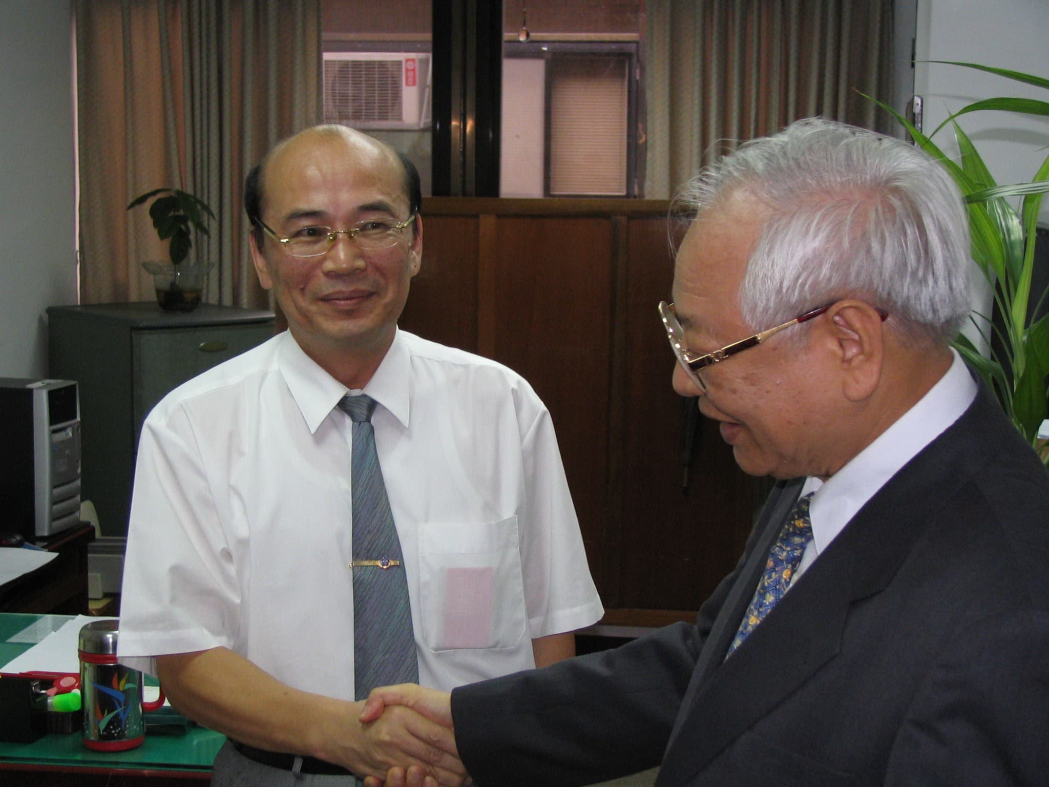 台北地院民事執行處庭長李英豪(左)第一時間發現書記官偷賣法拍屋,將全案移送地檢署偵辦。