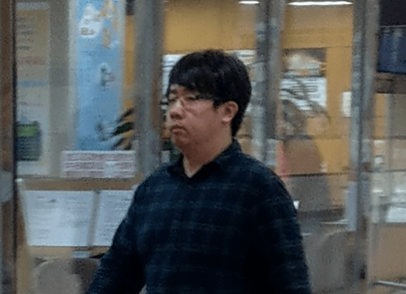 盜賣法拍屋的書記官駱俊勳遭發現後,電腦權限已被鎖,竟利用同事不在時盜用同事電腦,開出「權利移轉證書」給得標者。