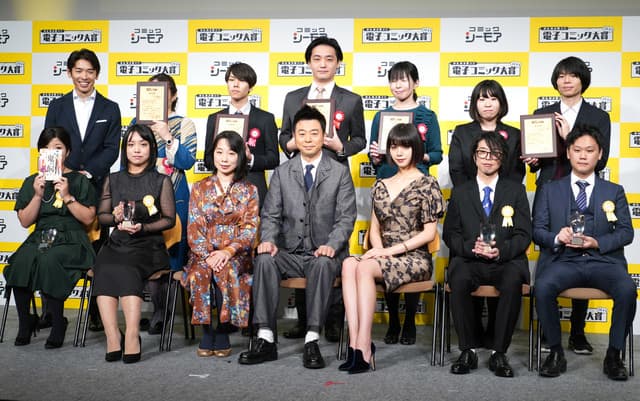 前排從左開始為吉川景都、ふーみ、辛酸なめ子、有野晋哉、池田エライザ、岩元健一、星月子猫。後排為出版社、責任編輯等。(翻攝 natalie.mu)