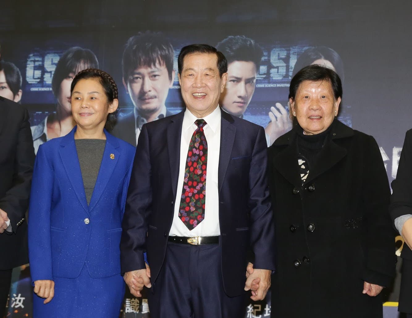 李昌鈺（中）緊牽著再婚妻子蔣霞萍（左）以及姊姊出席活動。