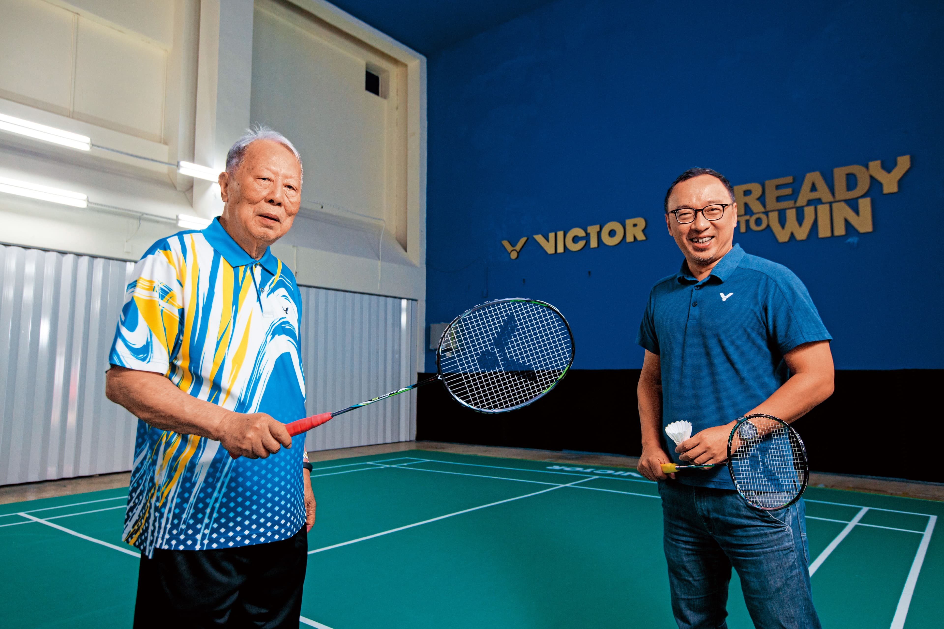 董事長陳登立(左)創立勝利體育時,員工只有5人,後來兒子陳庶榮(右)加入戰力,父子同心拚到世界第二。