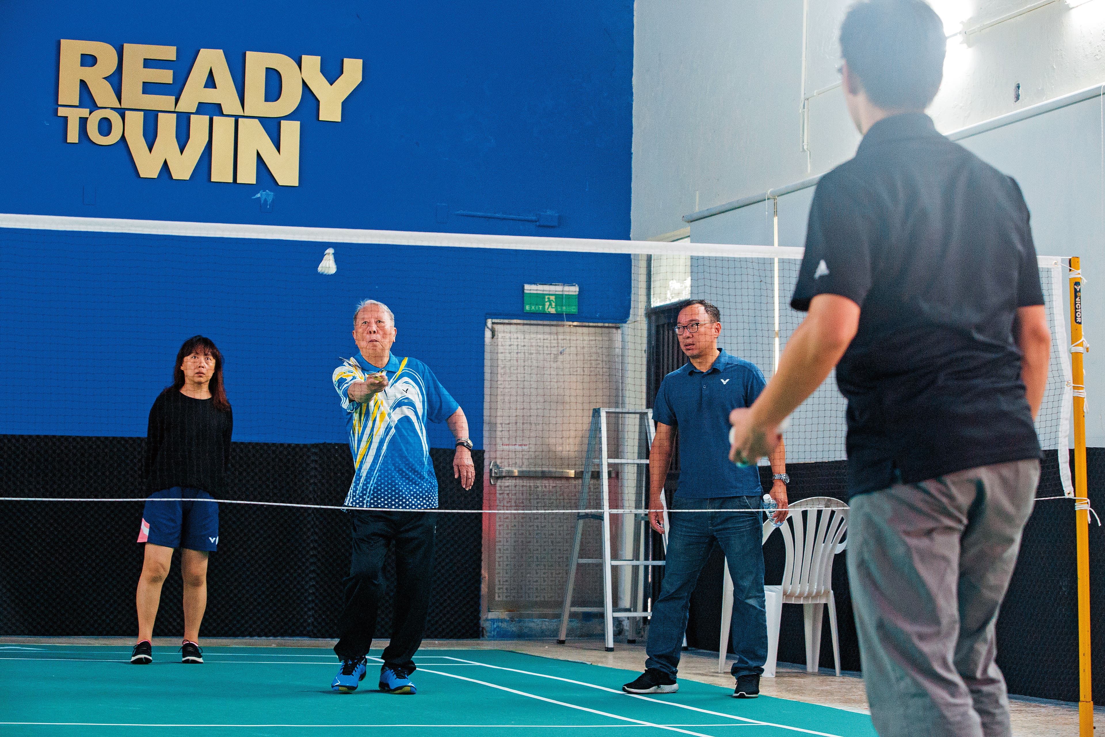 董事長陳登立中風後仍掛念羽球,儘管行動不便,仍每週2次到勝利的球館打球。