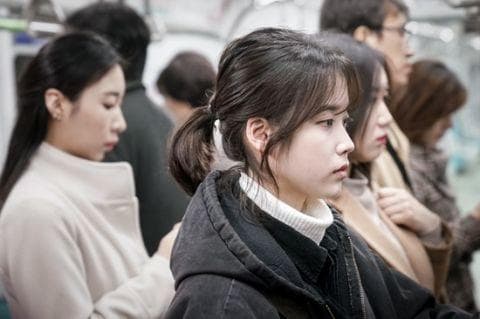 韓劇《我的大叔》中,女主角IU承受的生活壓力,讓她窮到有些卑鄙。