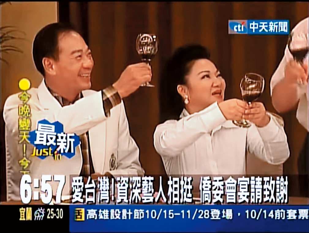 10年前白冰冰（右）除了忙著「廟門」為顏永和開，還挺成龍覺得他有言論自由。後來白冰冰跟顏永和卻因個性，甚至傳出房事不和而分手。（翻攝自中天）