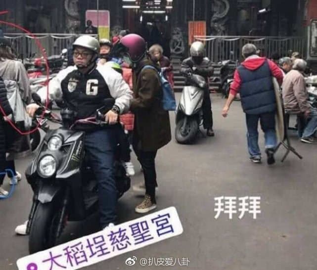 具限時動態中的畫面,吳奇隆夫妻應是到慈聖宮參拜。(翻攝自扒皮愛八卦微博)