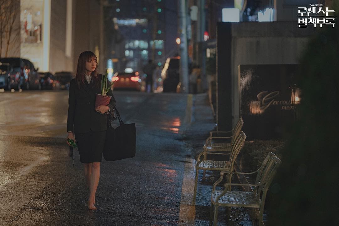 李奈映在《羅曼史是別冊附錄》裡遭遇失婚、失業,連房子都沒得住的窘境。(翻攝自tvN Drama IG)