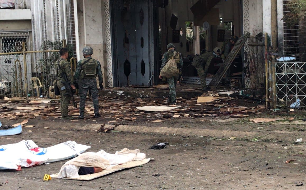 目前統計出傷亡人數尚在增加中,菲國軍方也正清查主導爆炸案的背後主使者。(東方IC)