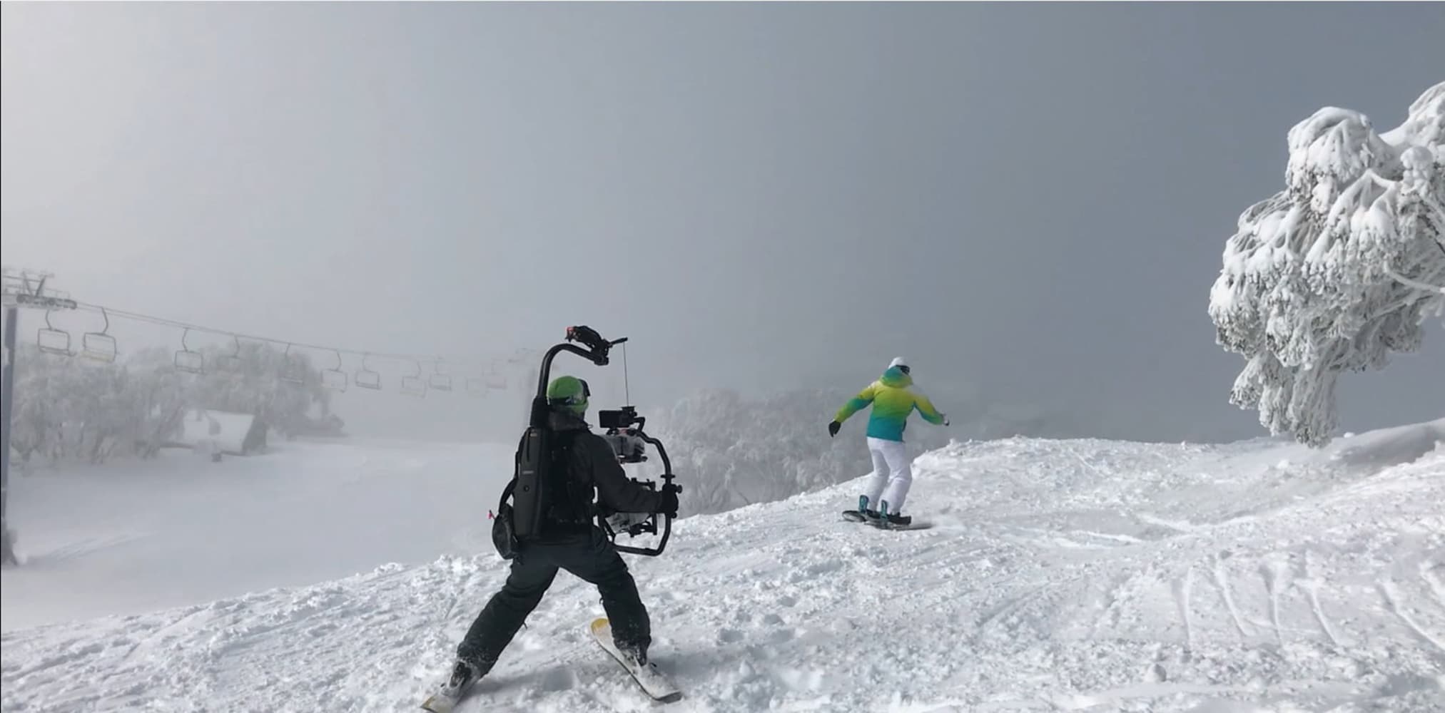 滑雪場面由於太過危險，儘管張家輝本身會滑雪，還是由替身代勞。（華映提供）