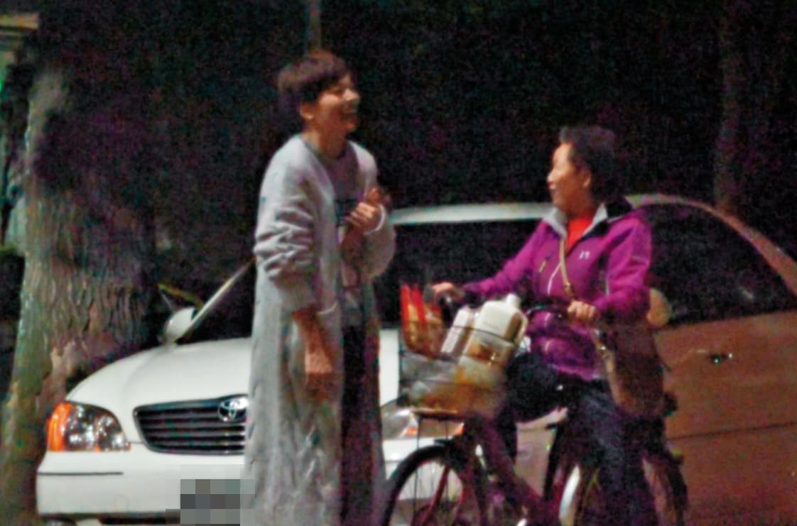 1月22日 18:00,鍾沛君罵到一半,突然有個婦人騎腳踏車路過和鍾打招呼,讓鍾秒變笑臉迎人。