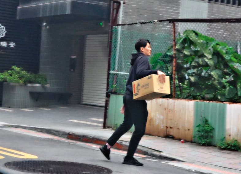 1月27日14:35,藍恭唯把車停在附近後,搬著紙箱走進鍾沛君住處。