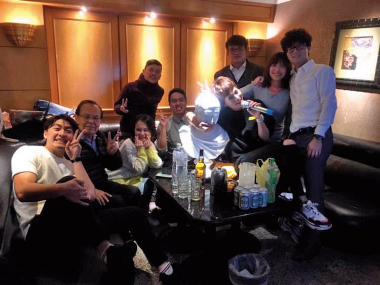 鍾沛君去年12月10日與親友的生日趴合照,藍恭唯就坐在鍾父鍾則良的旁邊。(讀者提供)