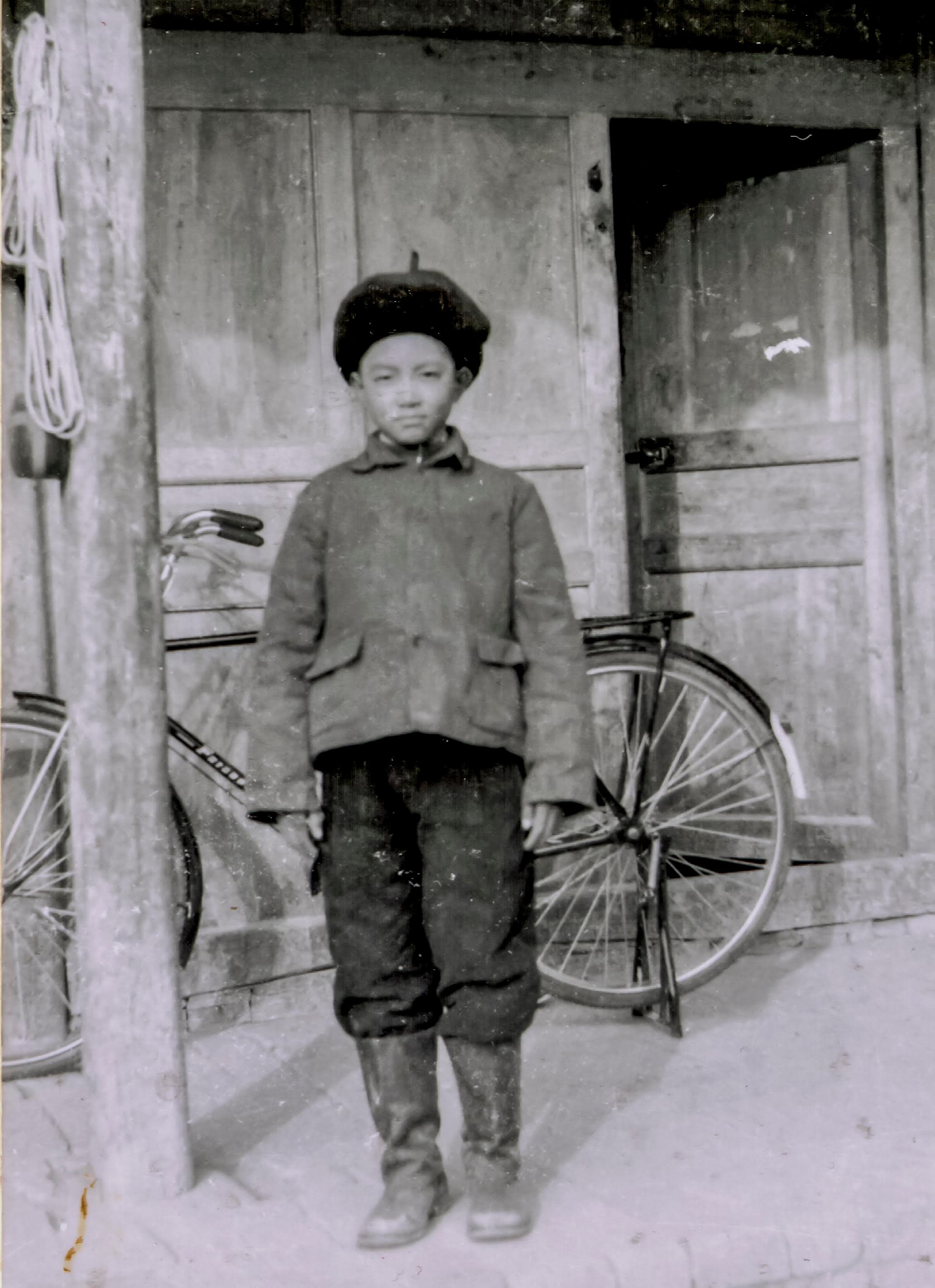 萬瑪才旦人生中的第一張照片,大約是11、2歲時。他說小時候常會帶著收音機和書,去幫家人放羊。(萬瑪才旦提供)