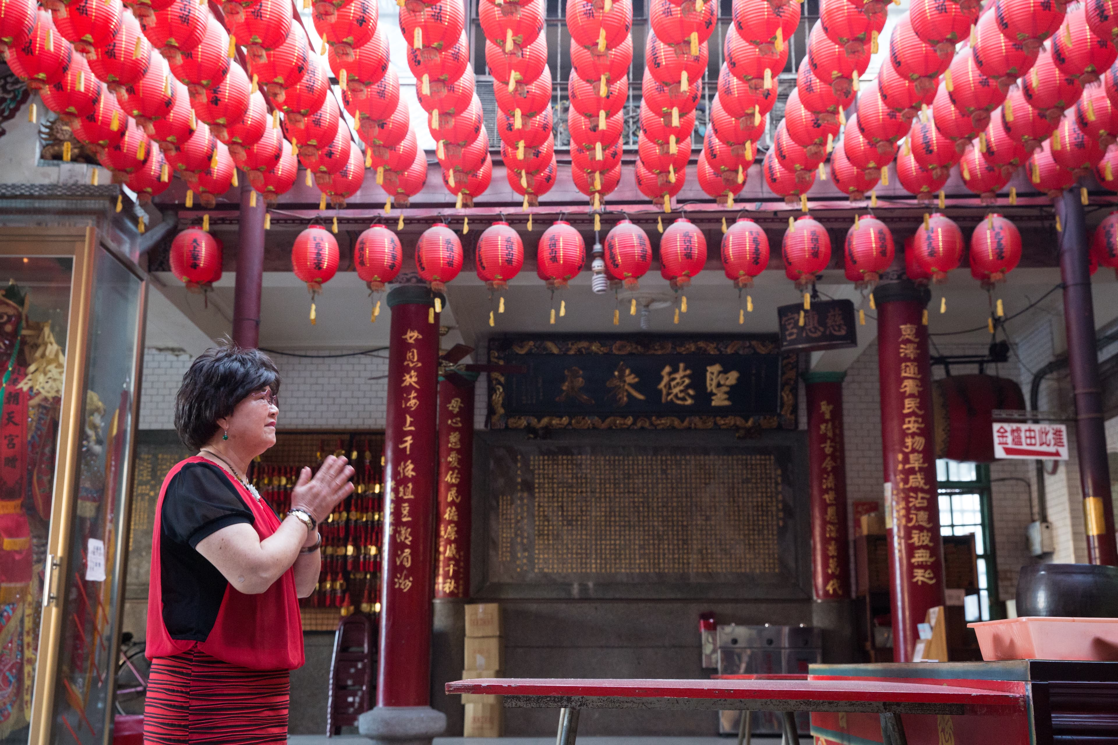 陳家祖傳肉餅曾被選為白沙屯媽祖遶境乾糧,先生被逐出家門後,陳鄭雪曾在媽祖廟前擺攤,重訪舊地許多往日回憶上心頭。