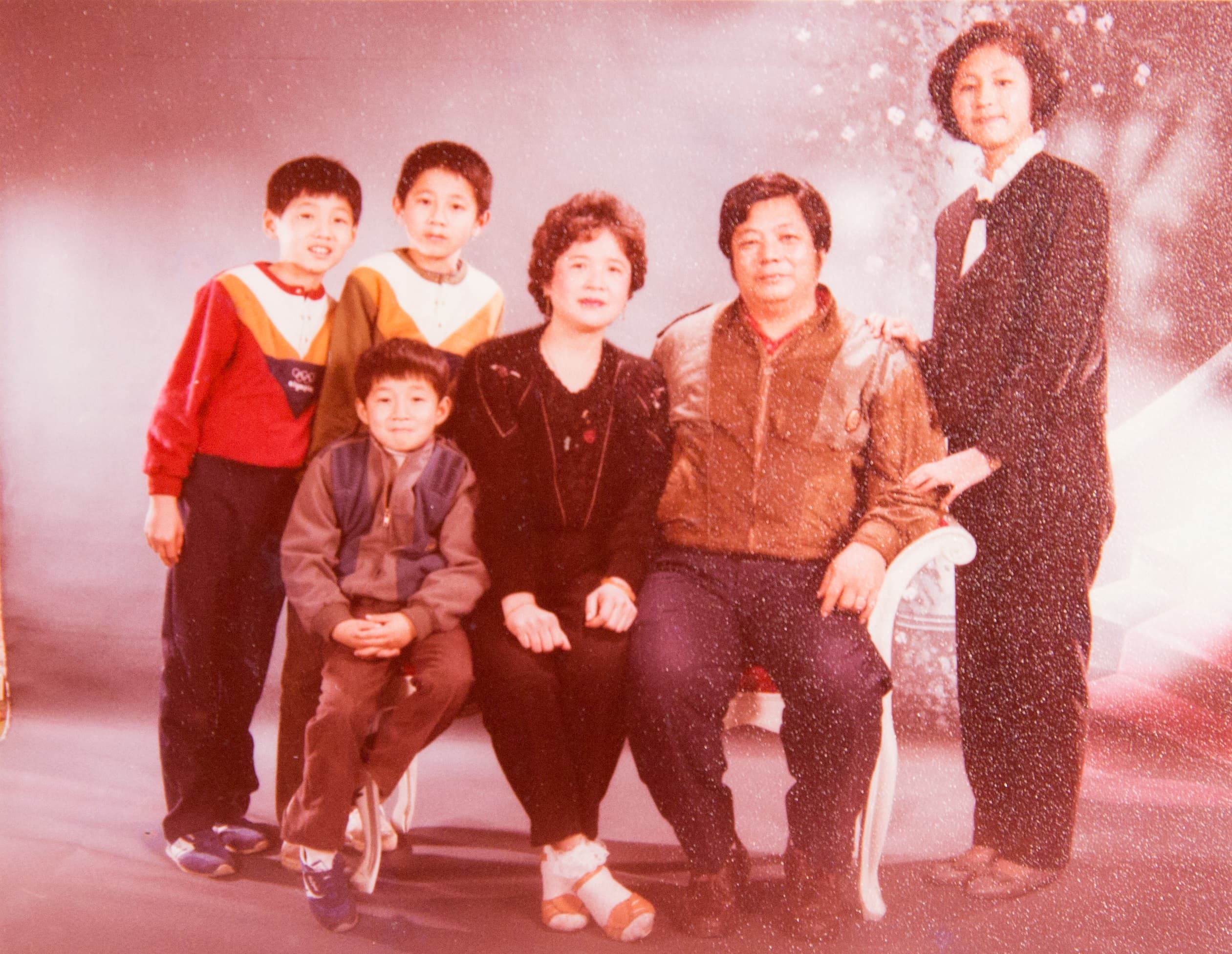 陳正雄（右1）交友廣闊，曾當選3屆里長，圖為結婚22週年拍攝的全家福照。（福堂餅行提供）