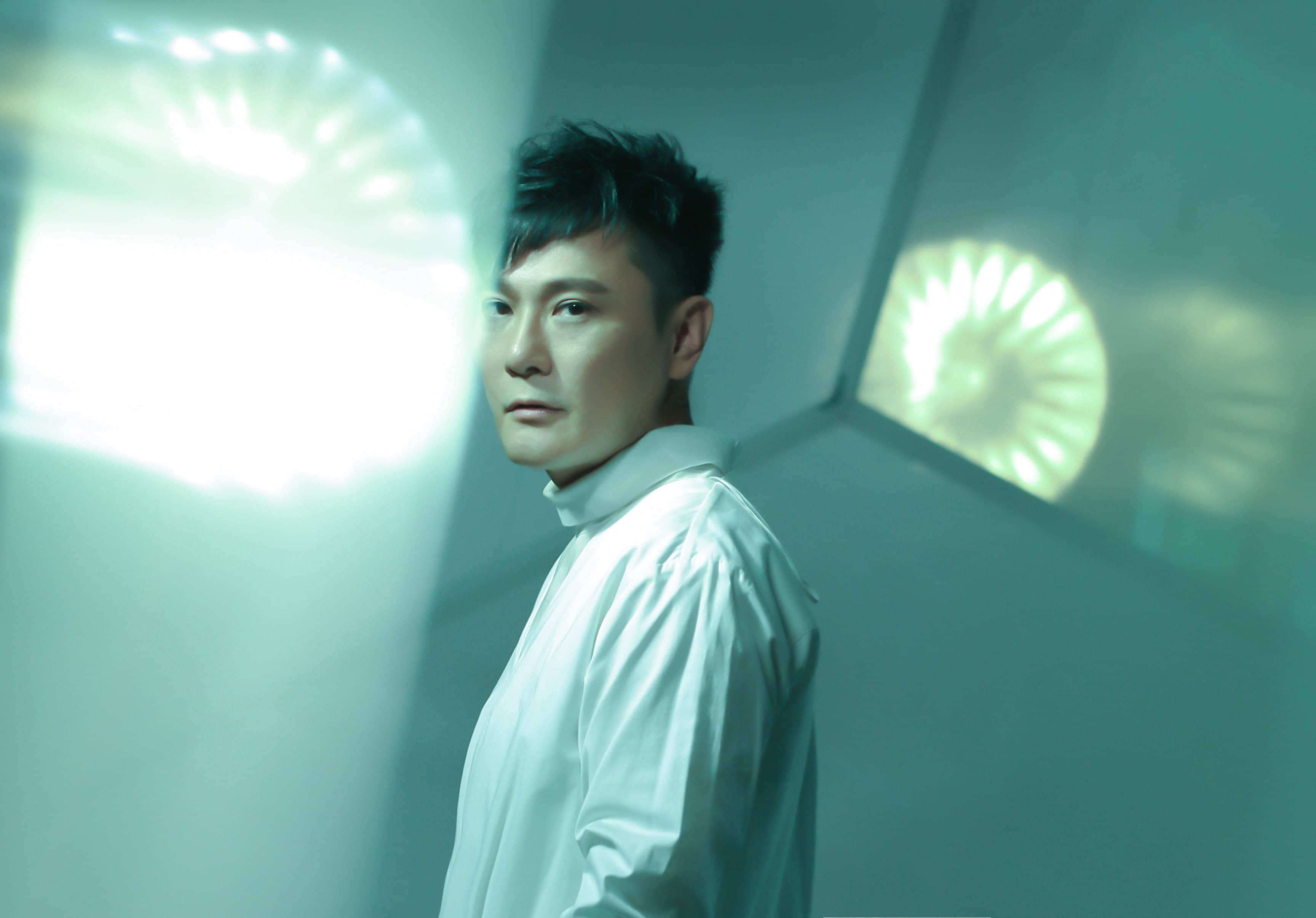 資深歌王張信哲持續推出作品,演唱會展現跨世紀的經典美聲。(潮水音樂提供)